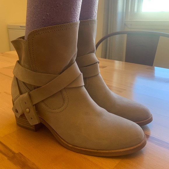 UGG taupe leather booties size 7.5 - Picture 1 of 12